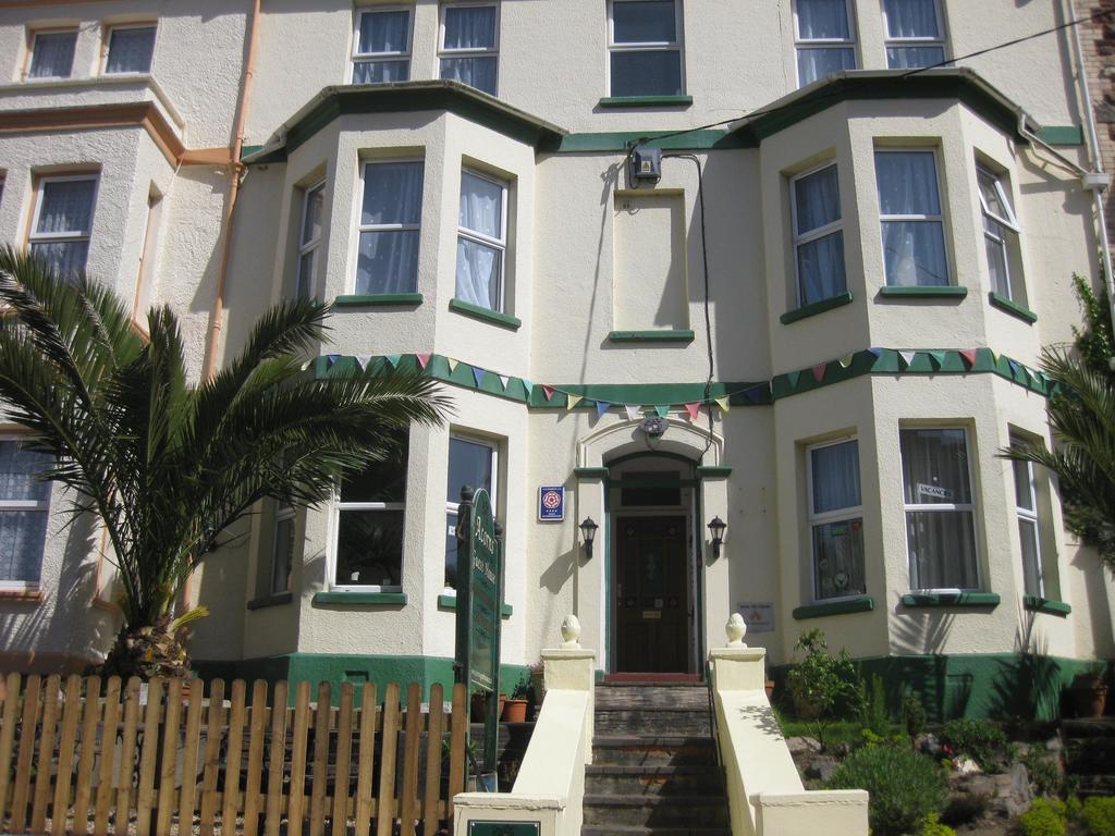 Acorns Guest House Кюм Мартин Екстериор снимка