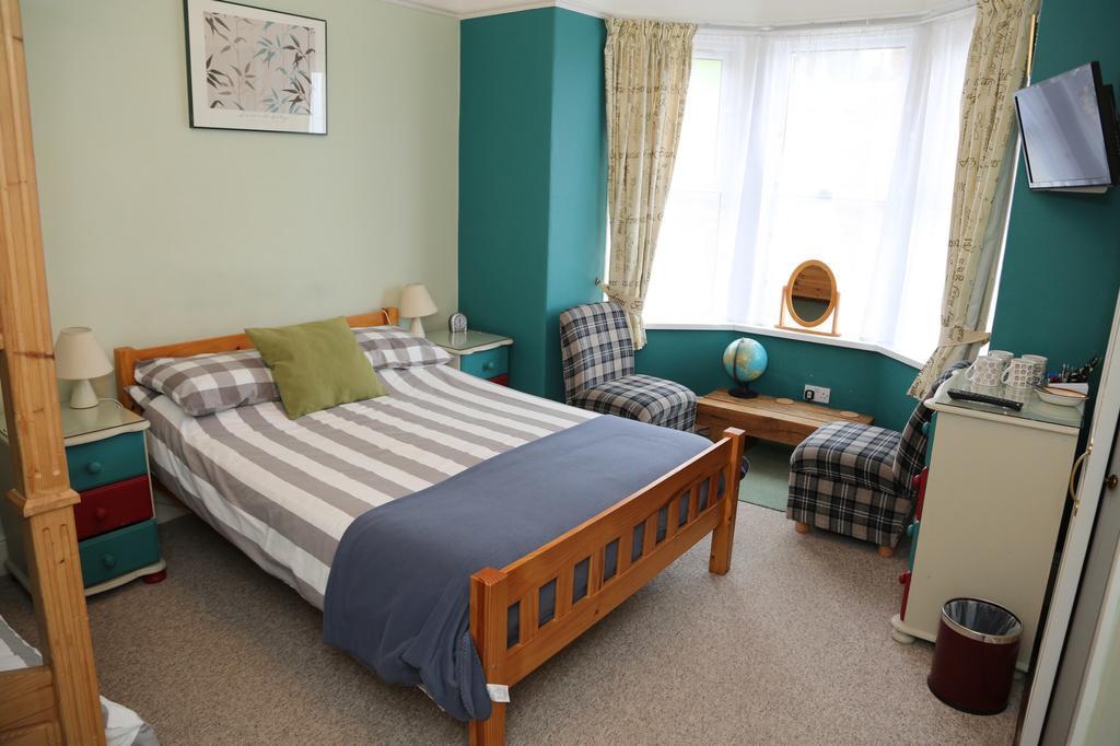 Acorns Guest House Кюм Мартин Екстериор снимка